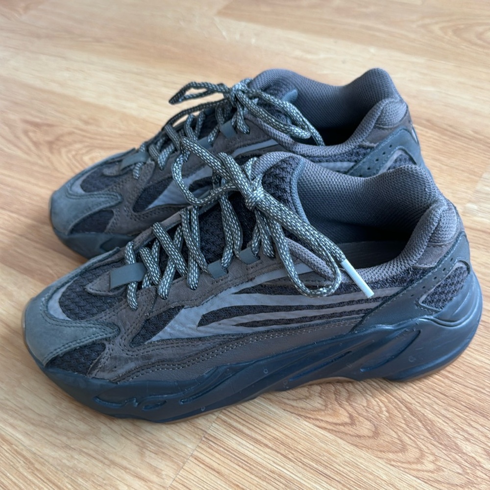 adidas Yeezy Boost 700 V2